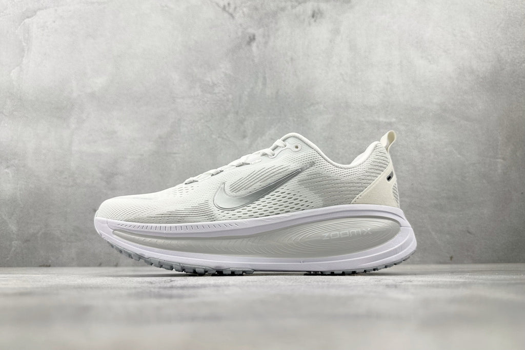 Nike Vomero 18 Sneakers – White