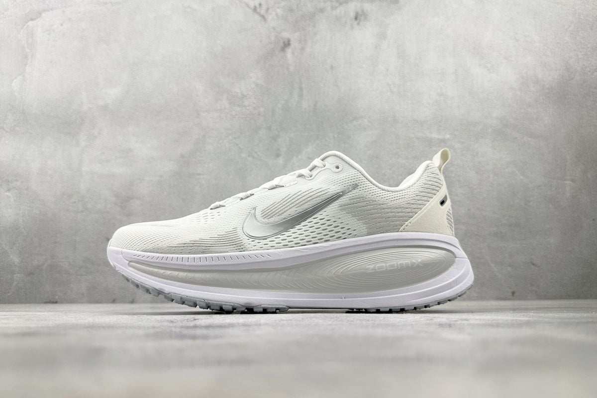 Nike Vomero 18 Sneakers – White