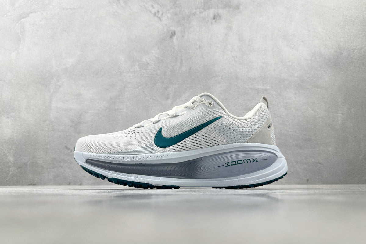Nike Vomero 18 Sneakers – White