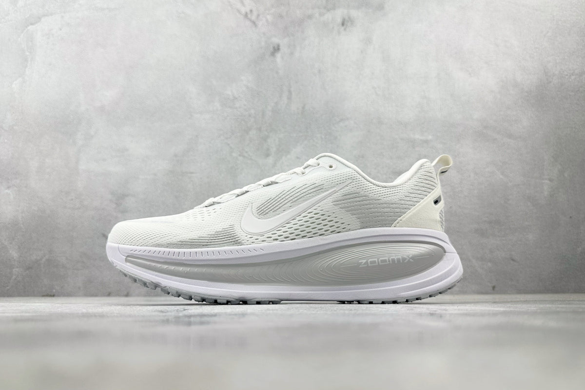Nike Vomero 18 Sneakers – White