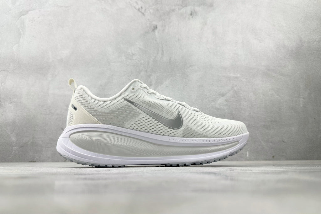 Nike Vomero 18 Sneakers – White