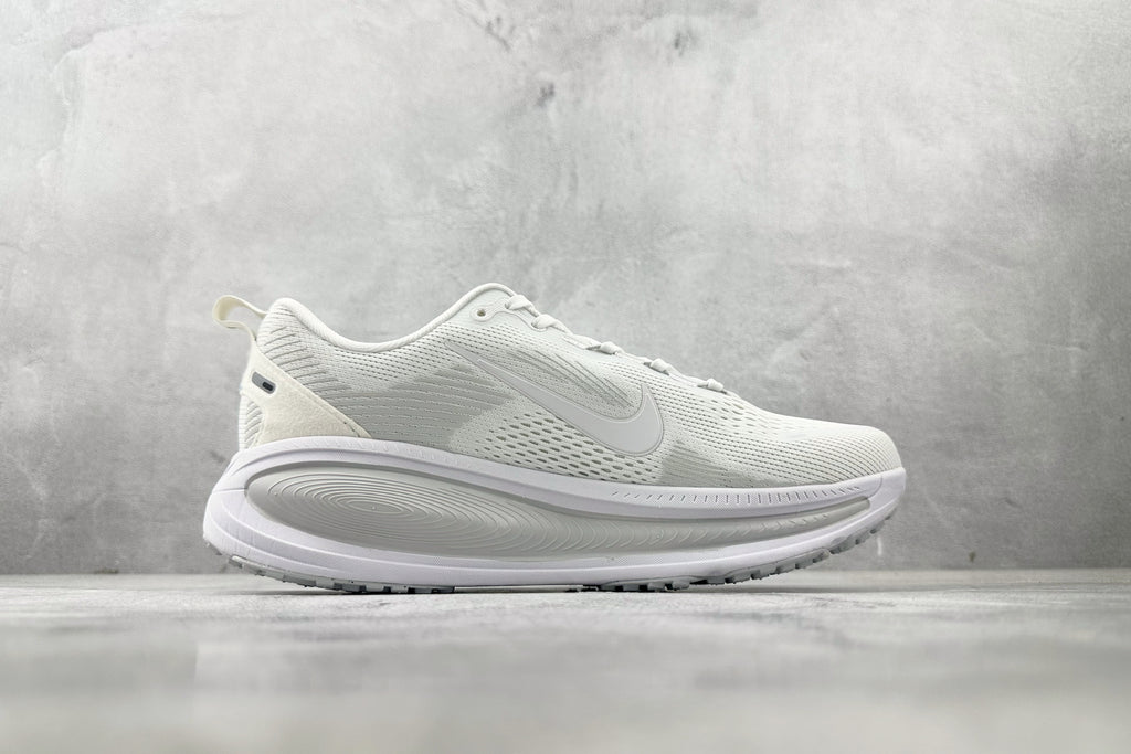 Nike Vomero 18 Sneakers – White