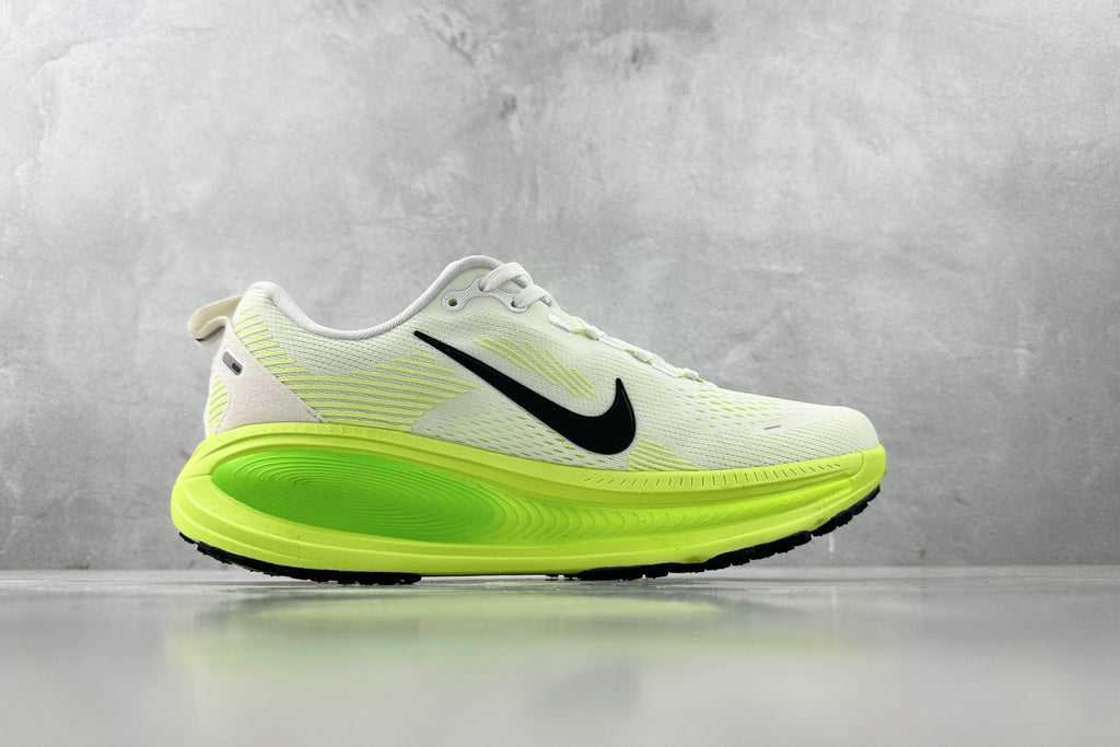 Nike Vomero 18 Sneakers – White/Green
