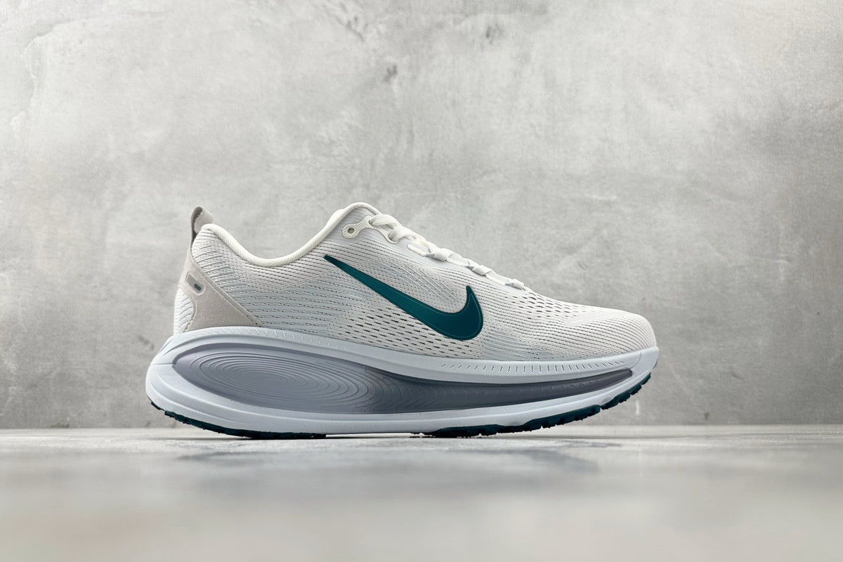 Nike Vomero 18 Sneakers – White