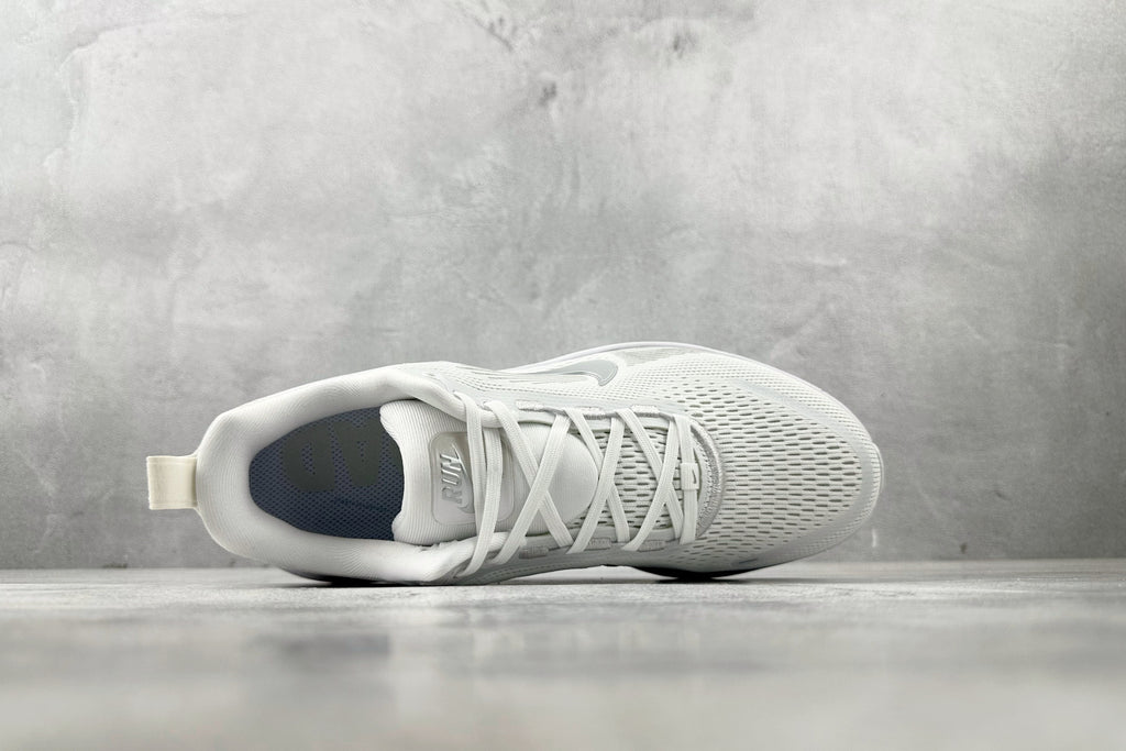 Nike Vomero 18 Sneakers – White