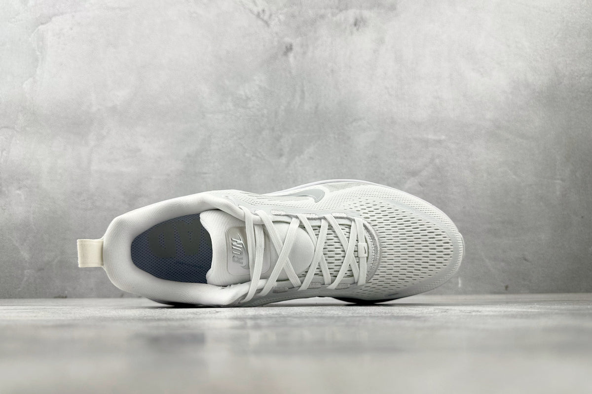 Nike Vomero 18 Sneakers – White