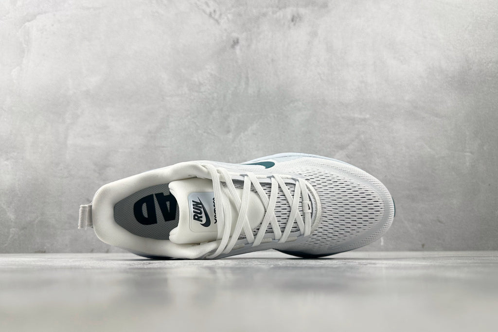 Nike Vomero 18 Sneakers – White