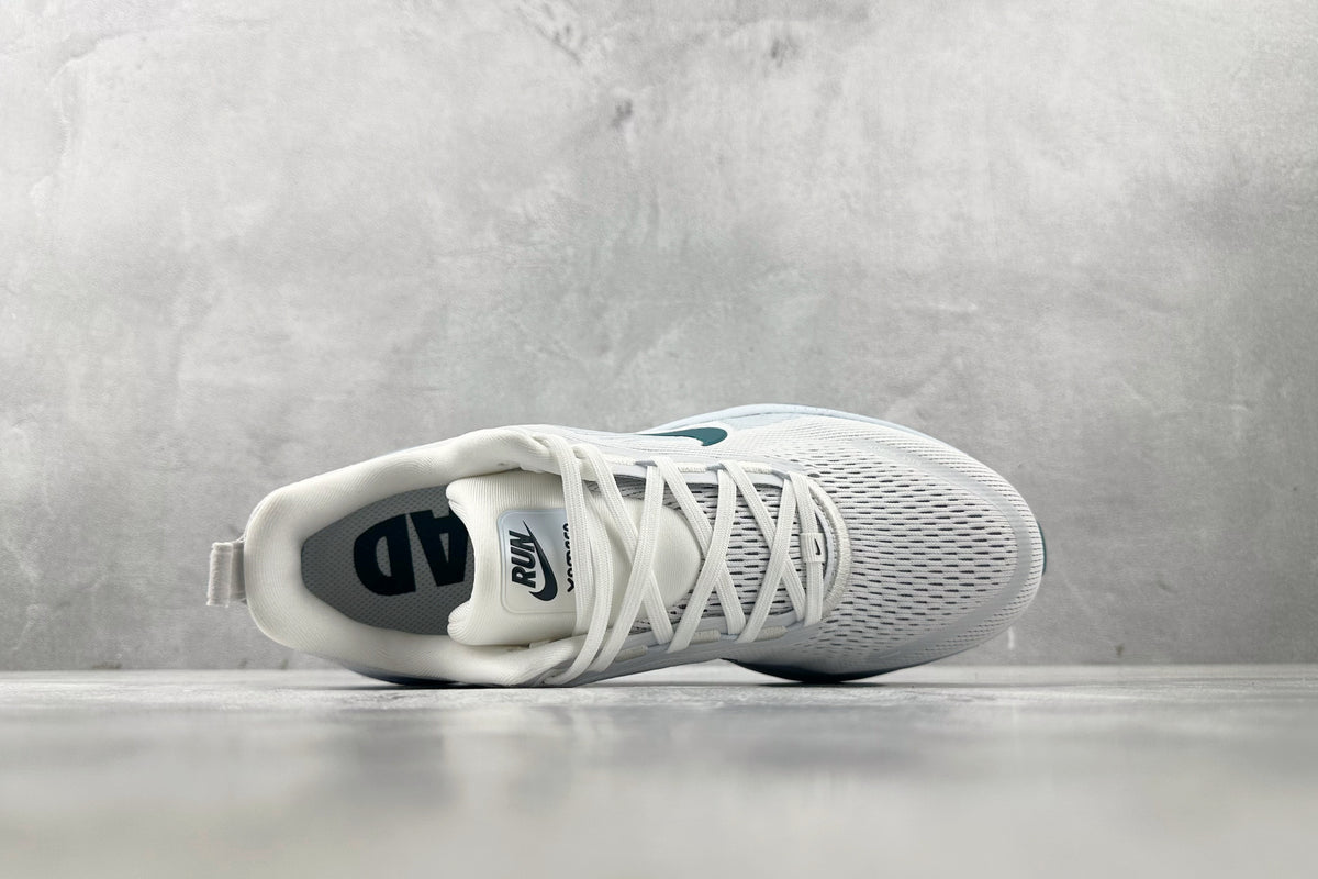 Nike Vomero 18 Sneakers – White