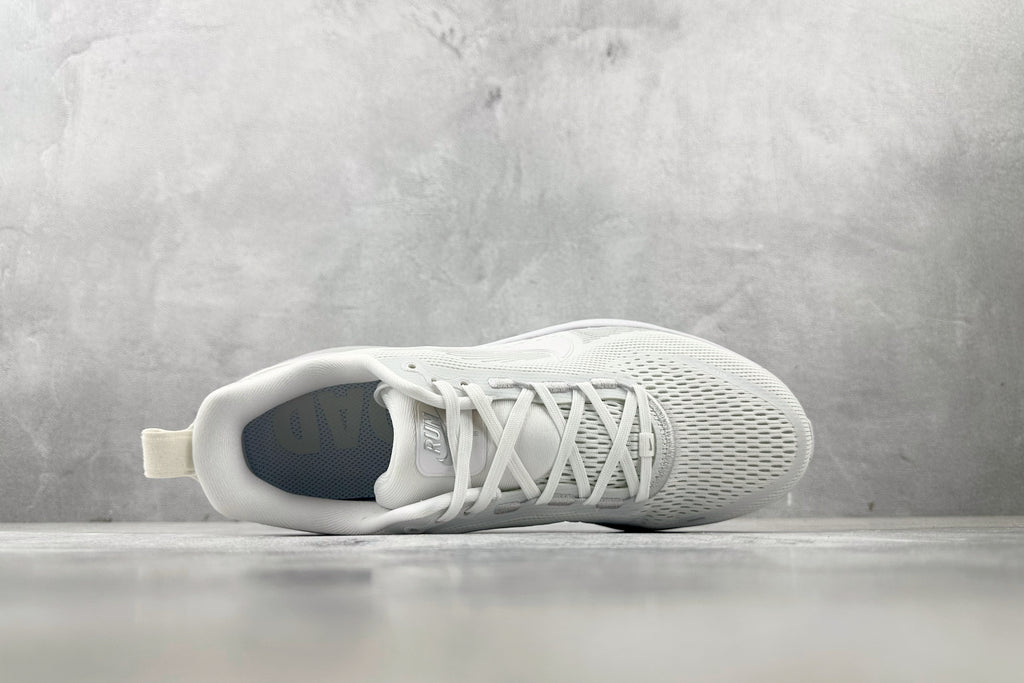 Nike Vomero 18 Sneakers – White