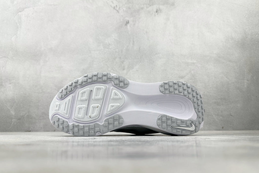 Nike Vomero 18 Sneakers – White