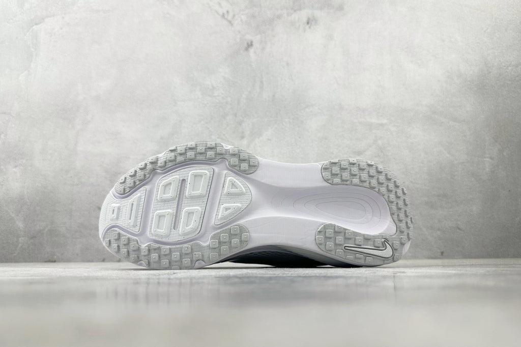 Nike Vomero 18 Sneakers – White