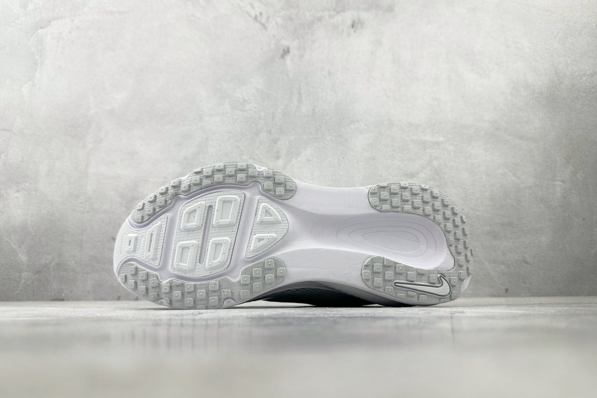 Nike Vomero 18 Sneakers – White