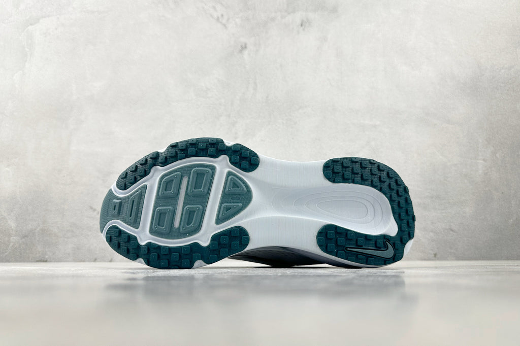 Nike Vomero 18 Sneakers – White