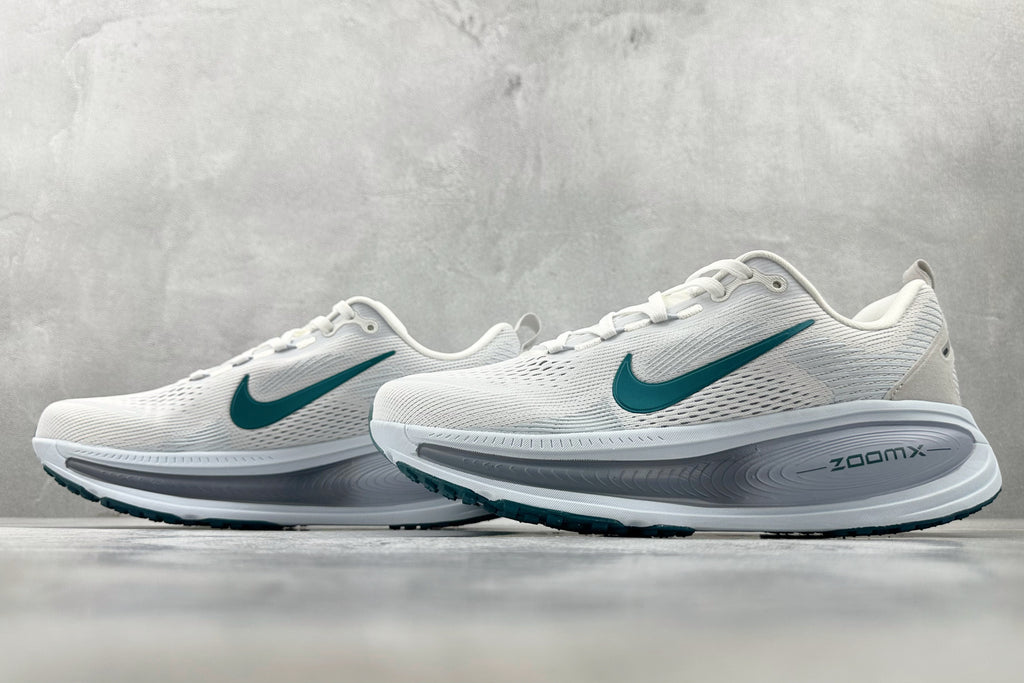 Nike Vomero 18 Sneakers – White
