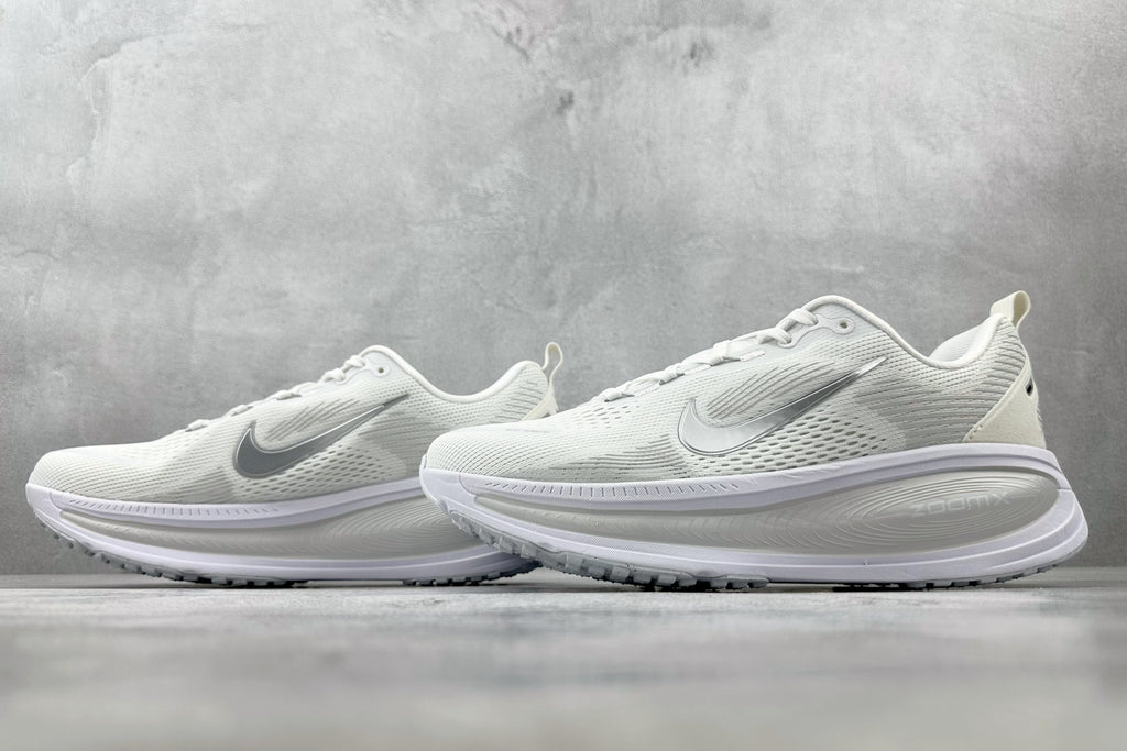 Nike Vomero 18 Sneakers – White