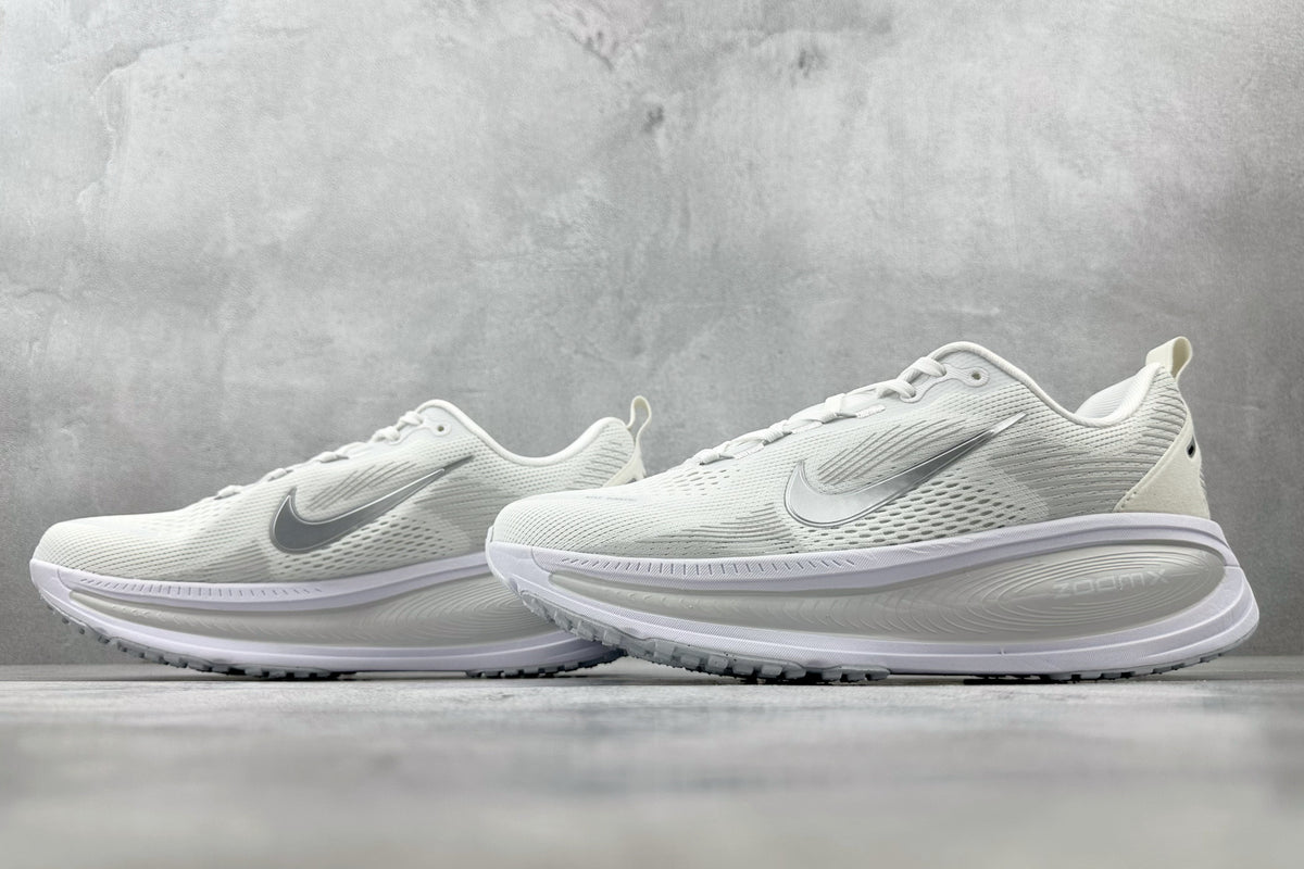 Nike Vomero 18 Sneakers – White