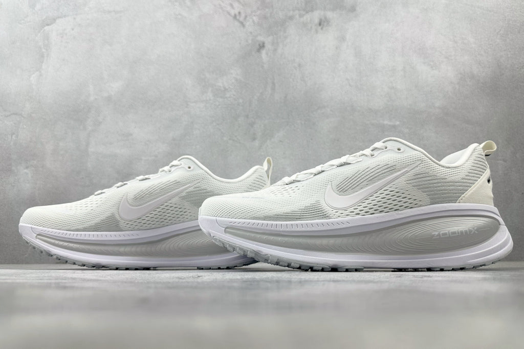 Nike Vomero 18 Sneakers – White