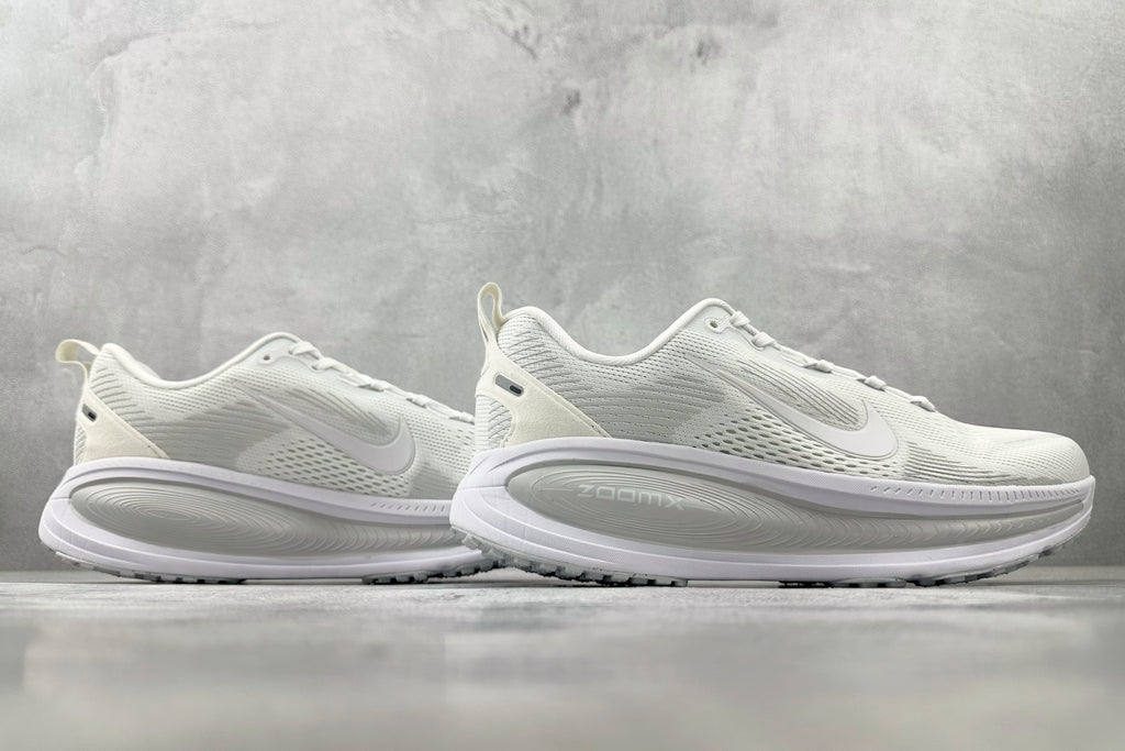 Nike Vomero 18 Sneakers – White