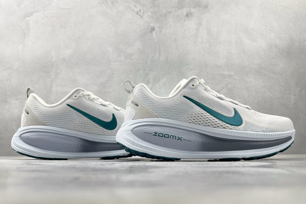 Nike Vomero 18 Sneakers – White