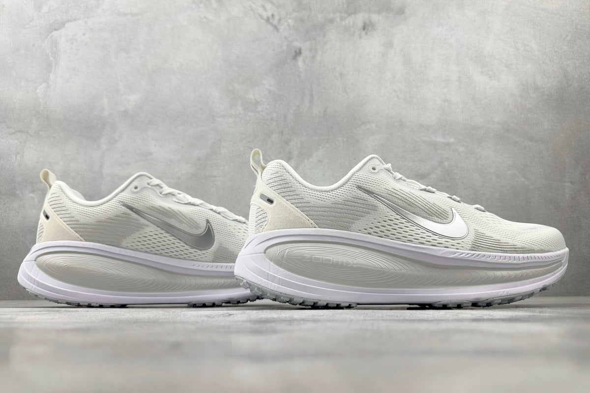 Nike Vomero 18 Sneakers – White