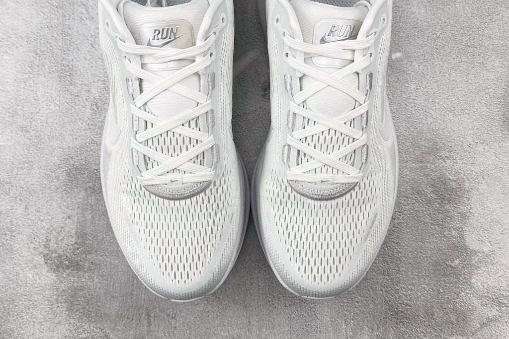 Nike Vomero 18 Sneakers – White