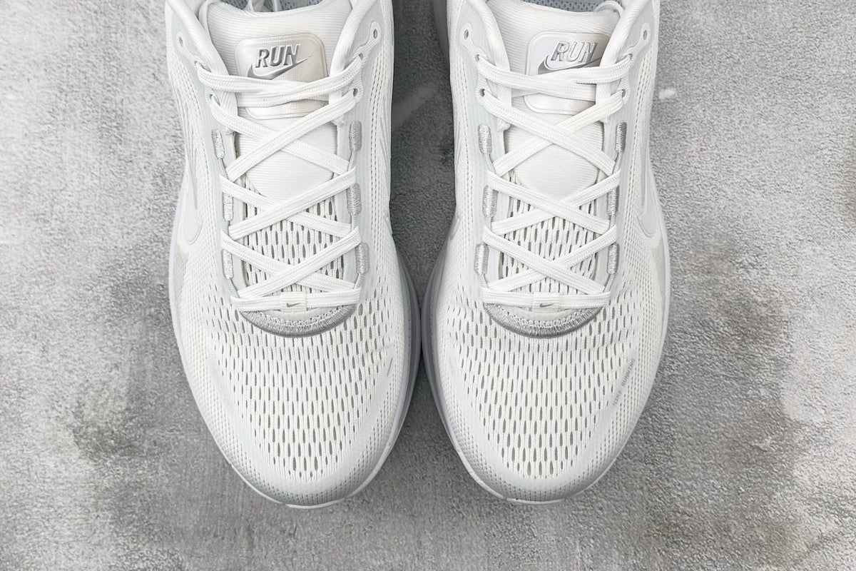 Nike Vomero 18 Sneakers – White
