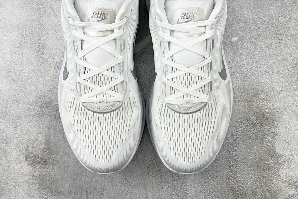 Nike Vomero 18 Sneakers – White