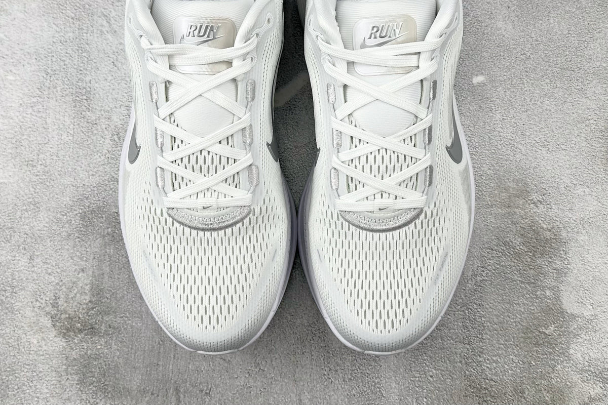 Nike Vomero 18 Sneakers – White