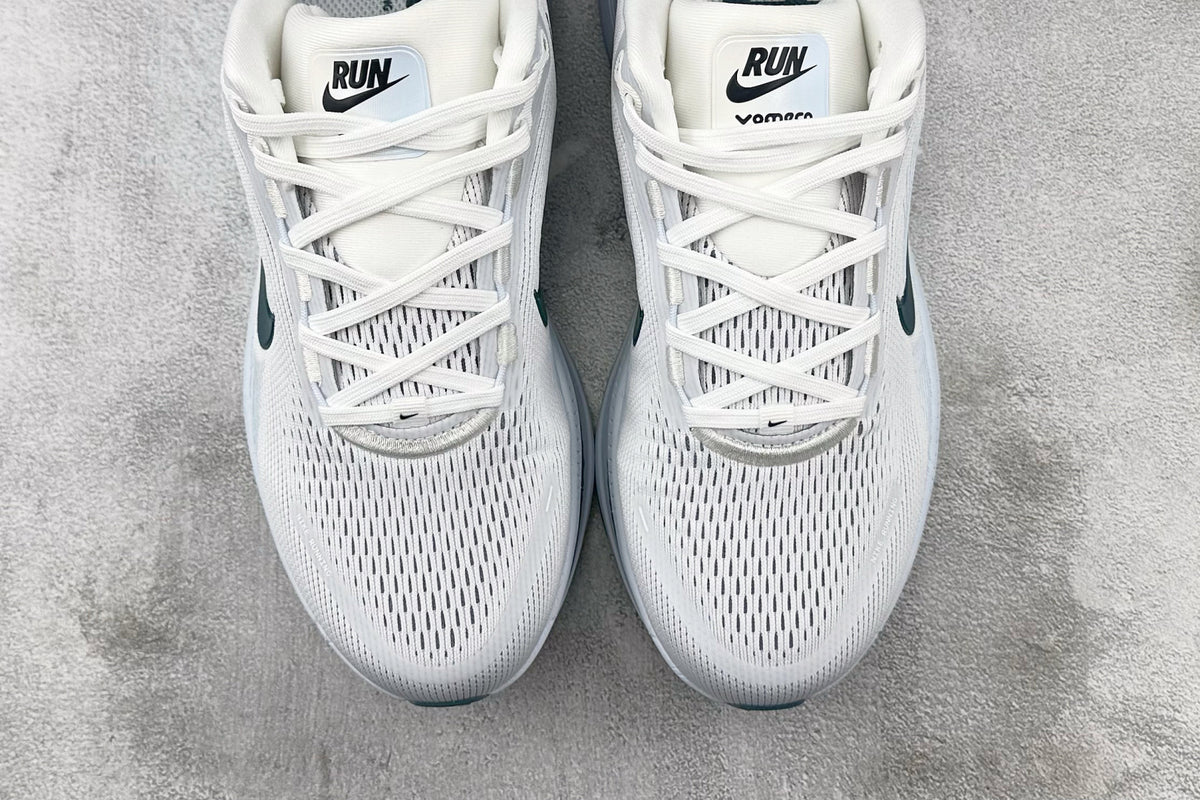 Nike Vomero 18 Sneakers – White