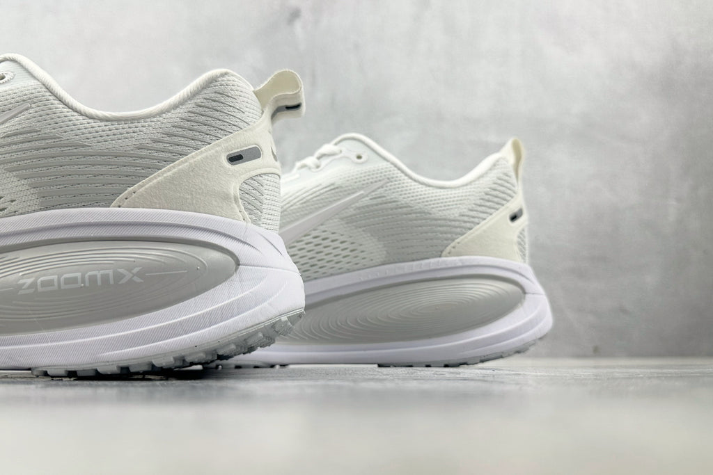 Nike Vomero 18 Sneakers – White