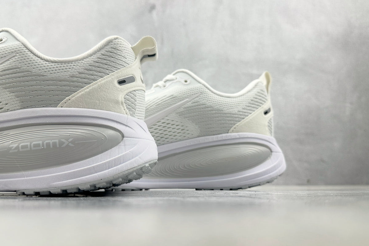 Nike Vomero 18 Sneakers – White