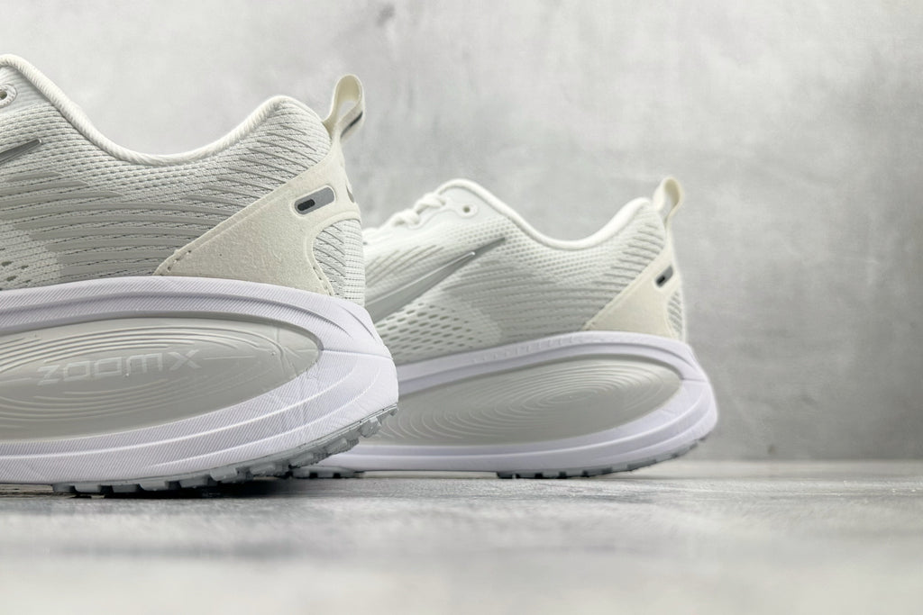 Nike Vomero 18 Sneakers – White