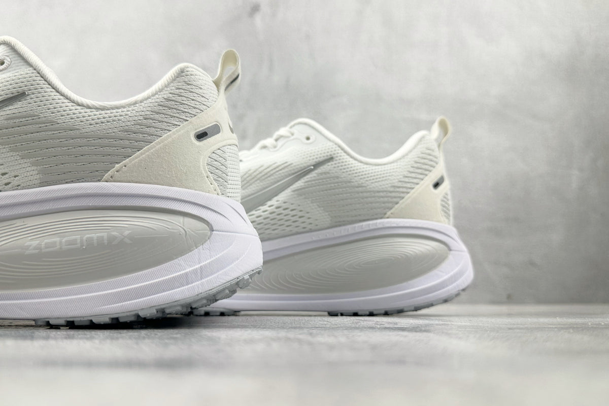 Nike Vomero 18 Sneakers – White