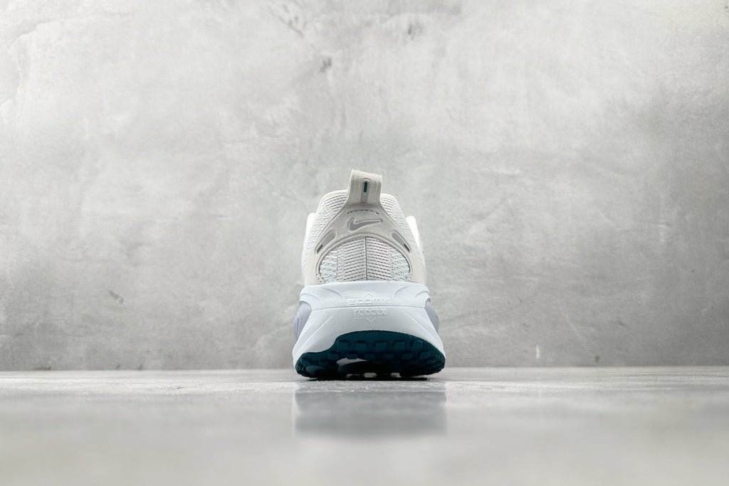 Nike Vomero 18 Sneakers – White