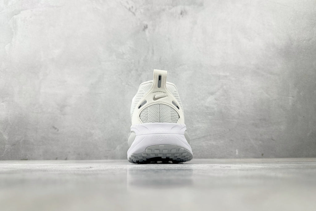 Nike Vomero 18 Sneakers – White