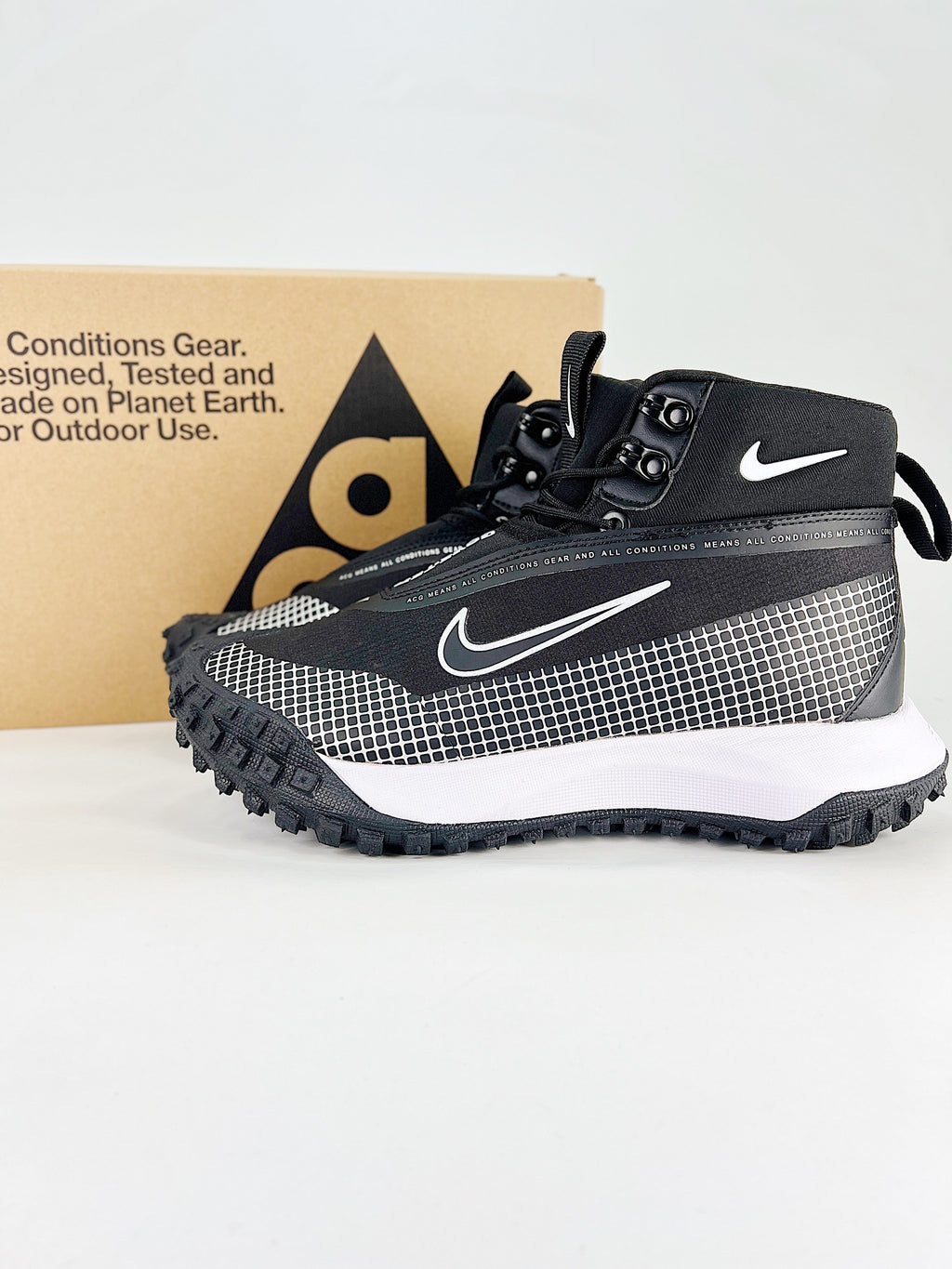 Nike ACG High-Top Boots - Black & White
