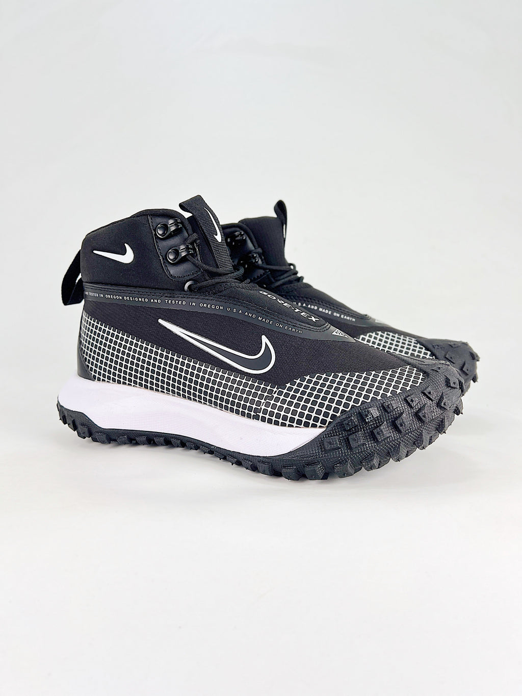 Nike ACG High-Top Boots - Black & White