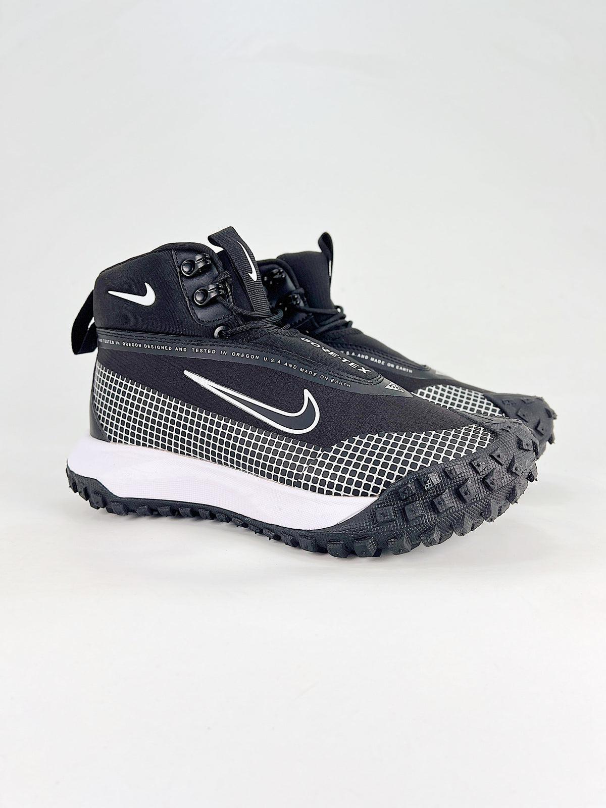 Nike ACG High-Top Boots - Black & White