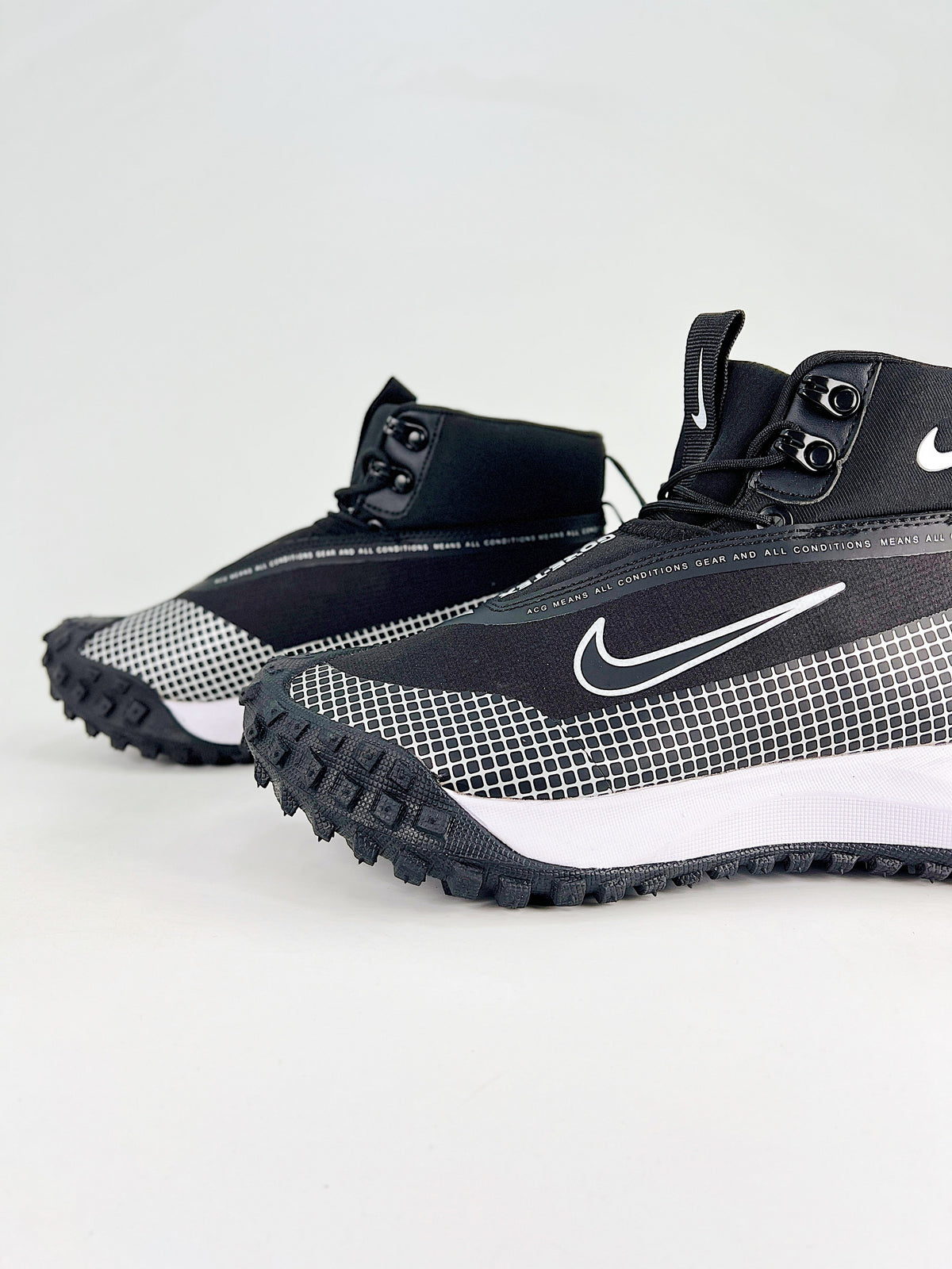 Nike ACG High-Top Boots - Black & White