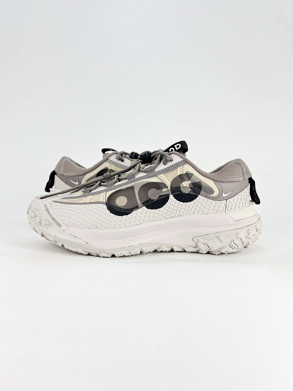 Nike ACG Mountain Fly 2 Low Shoes - Gray & Off-White