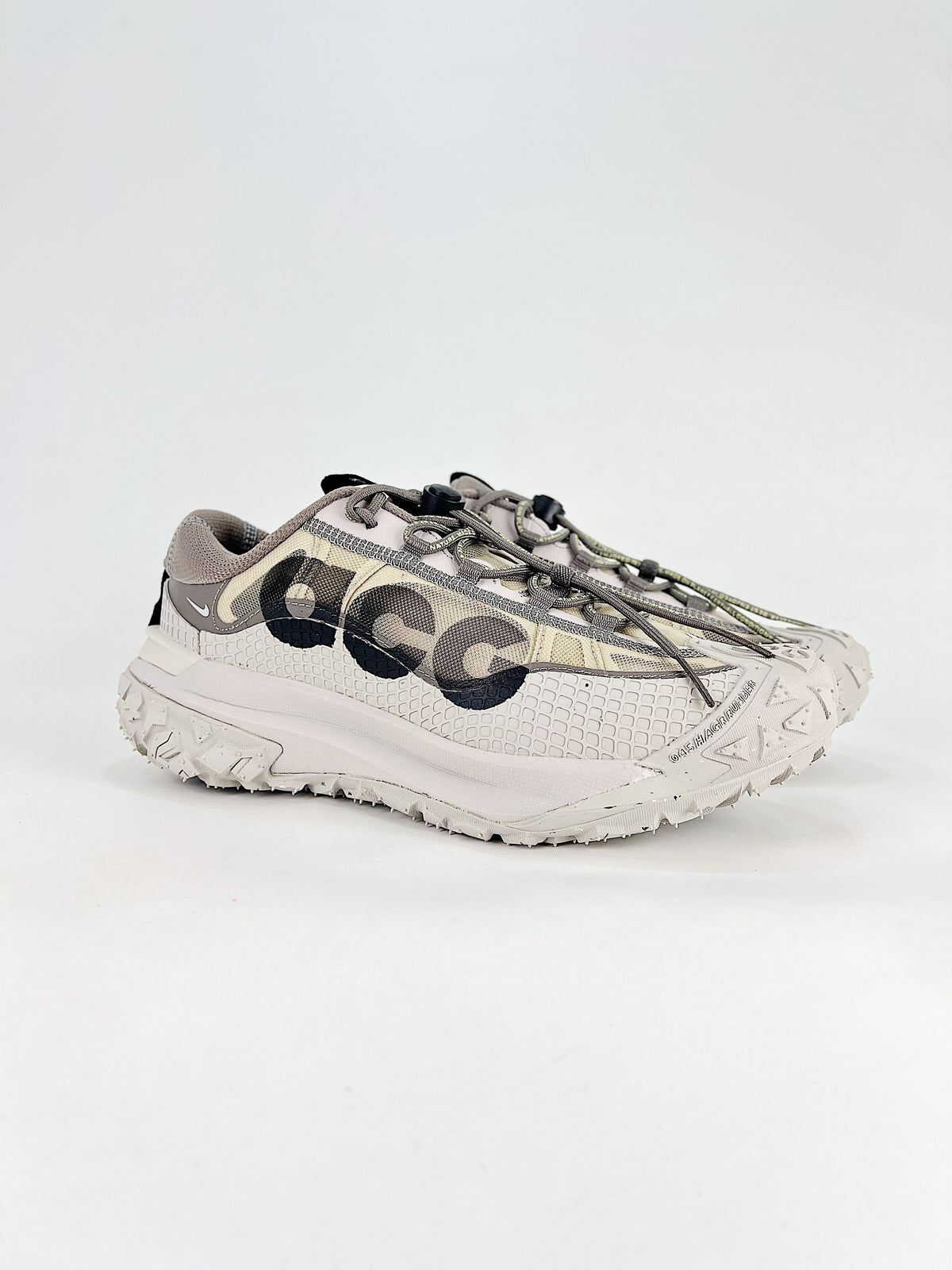 Nike ACG Mountain Fly 2 Low Shoes - Gray & Off-White