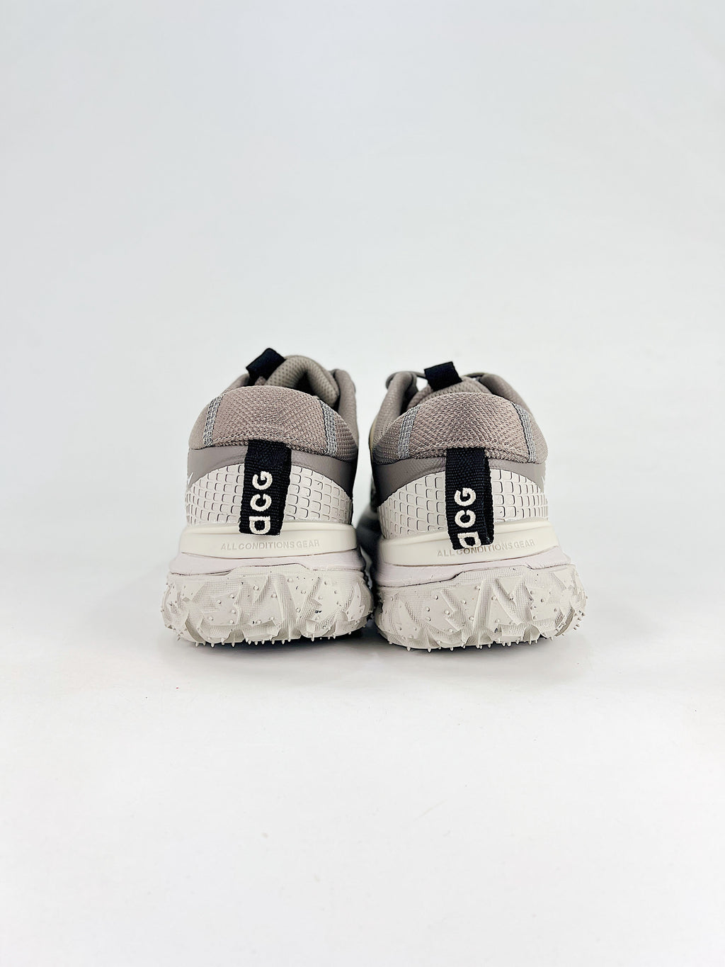 Nike ACG Mountain Fly 2 Low Shoes - Gray & Off-White