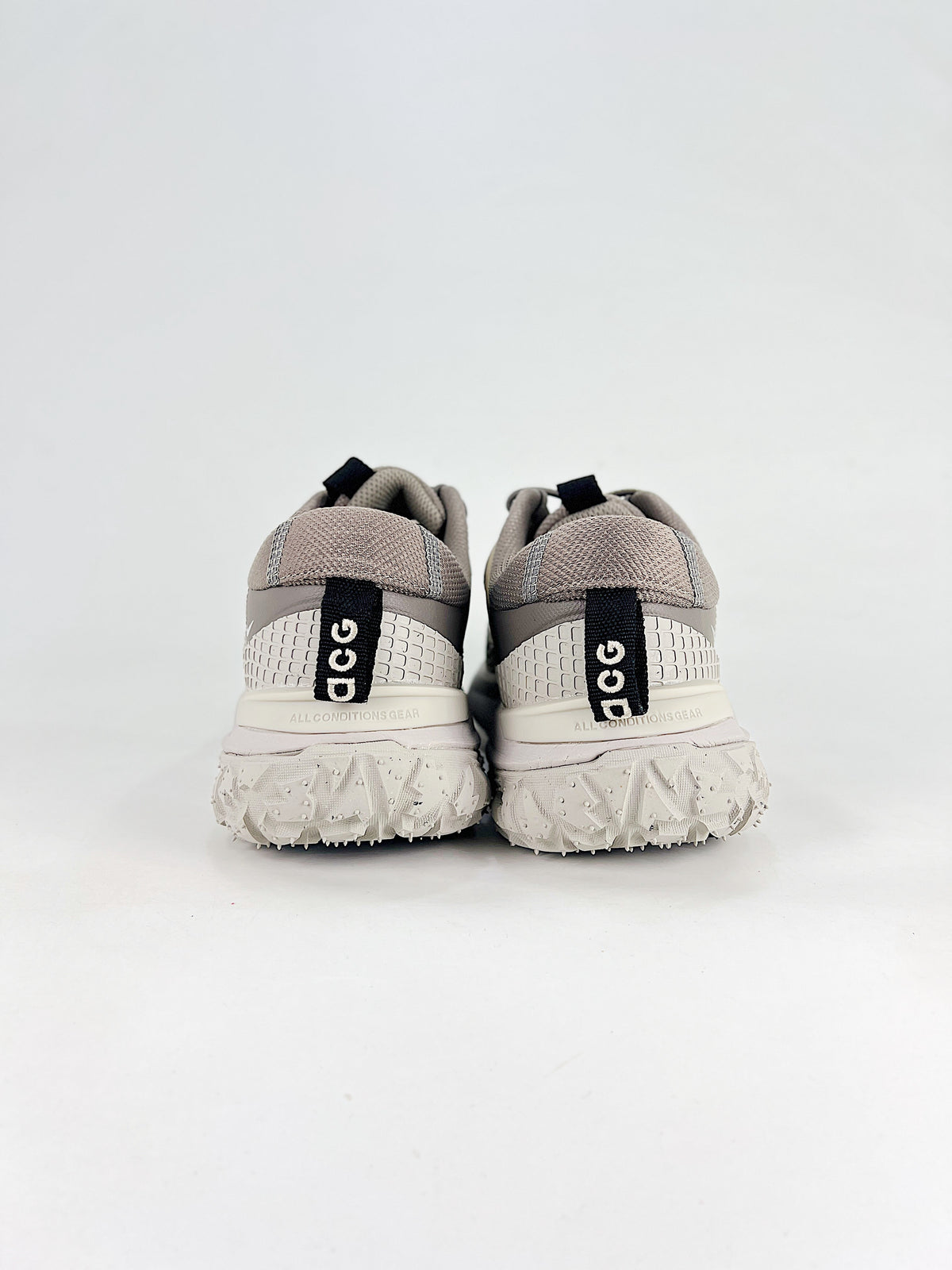Nike ACG Mountain Fly 2 Low Shoes - Gray & Off-White