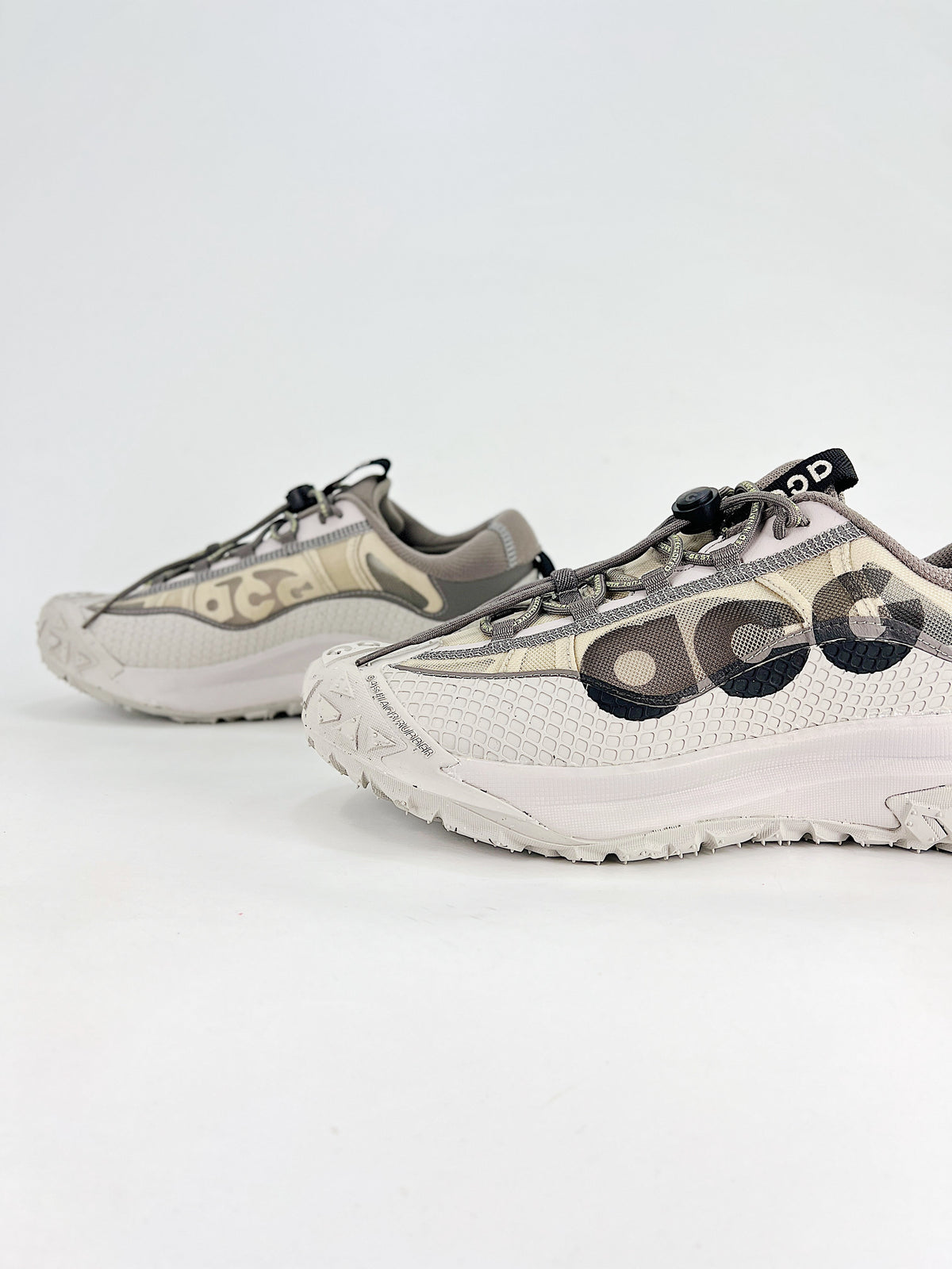 Nike ACG Mountain Fly 2 Low Shoes - Gray & Off-White