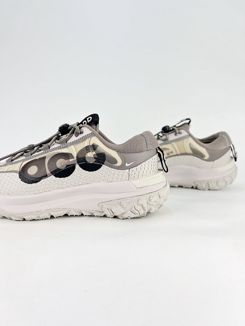 Nike ACG Mountain Fly 2 Low Shoes - Gray & Off-White