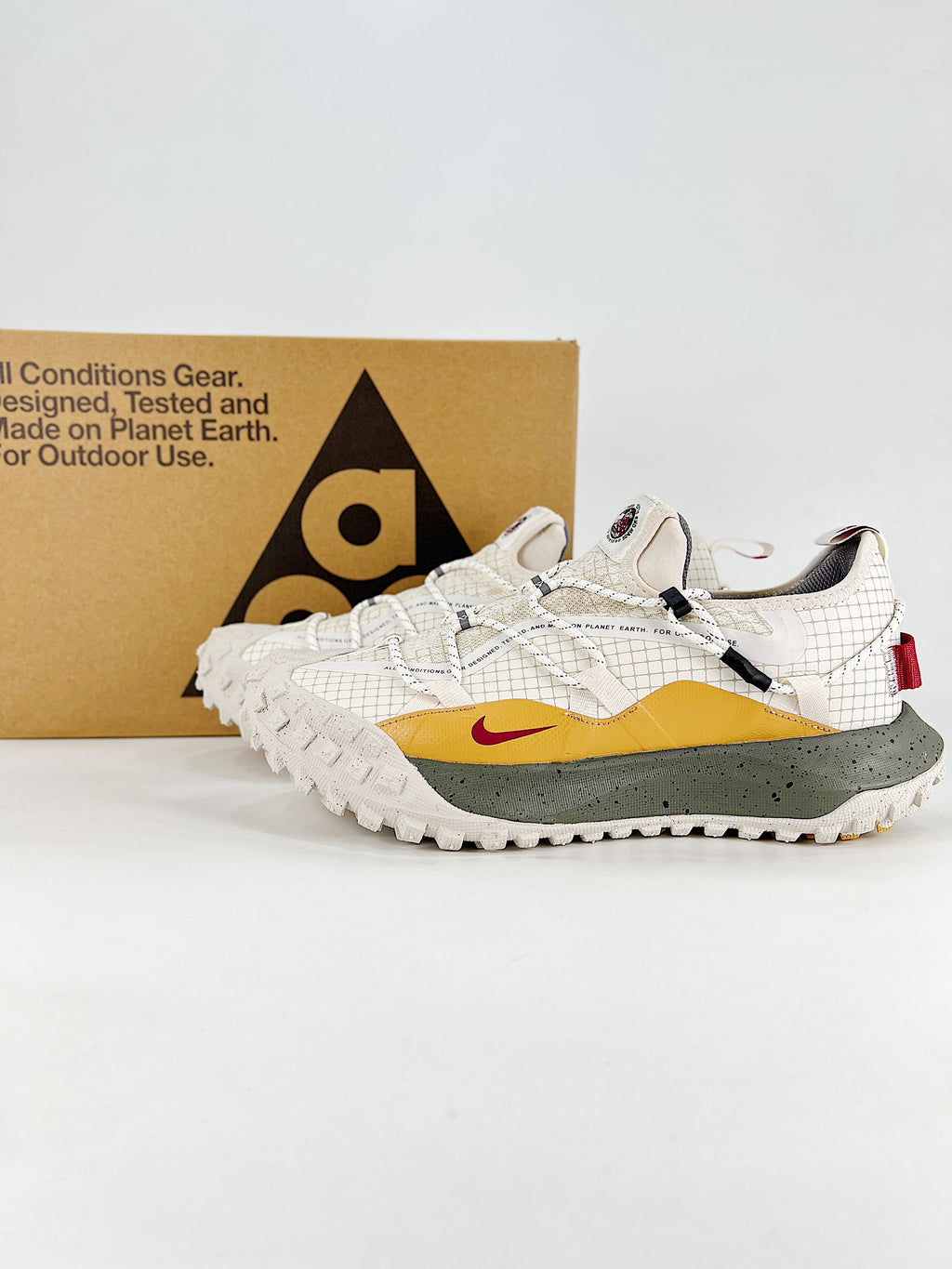 Nike ACG Low-Top Sneakers - Off-White & Gold