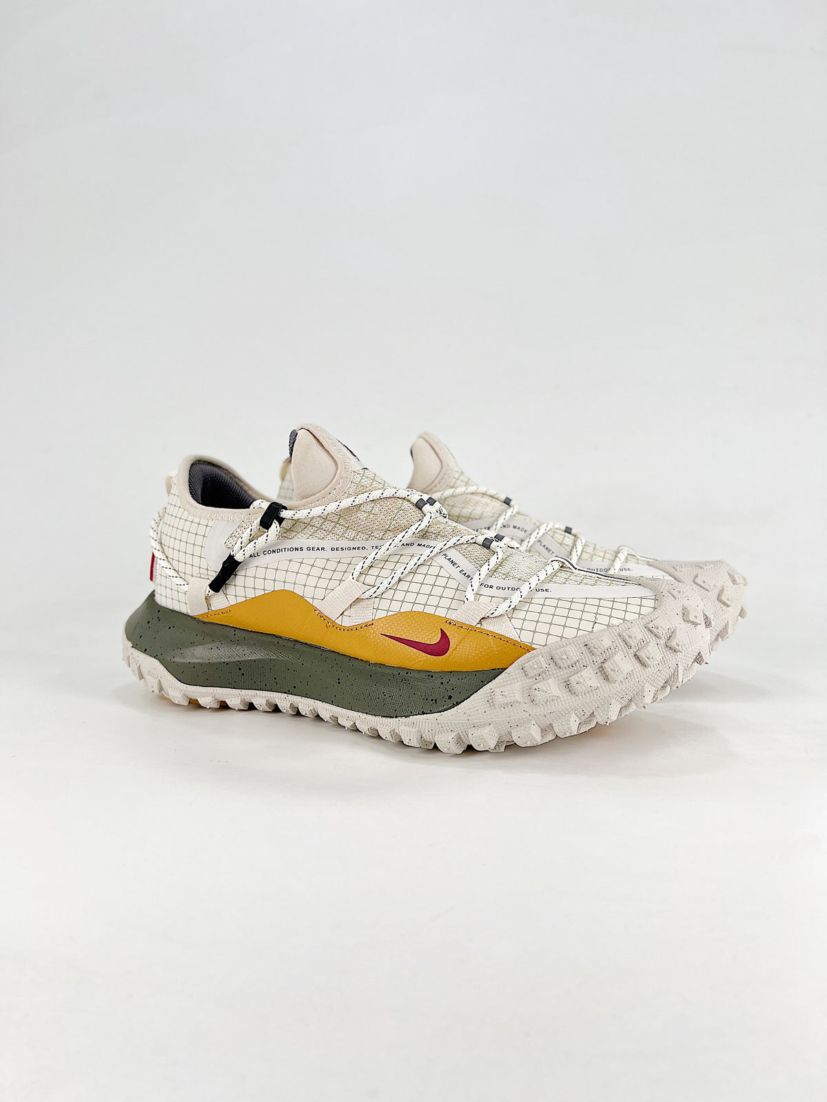 Nike ACG Low-Top Sneakers - Off-White & Gold