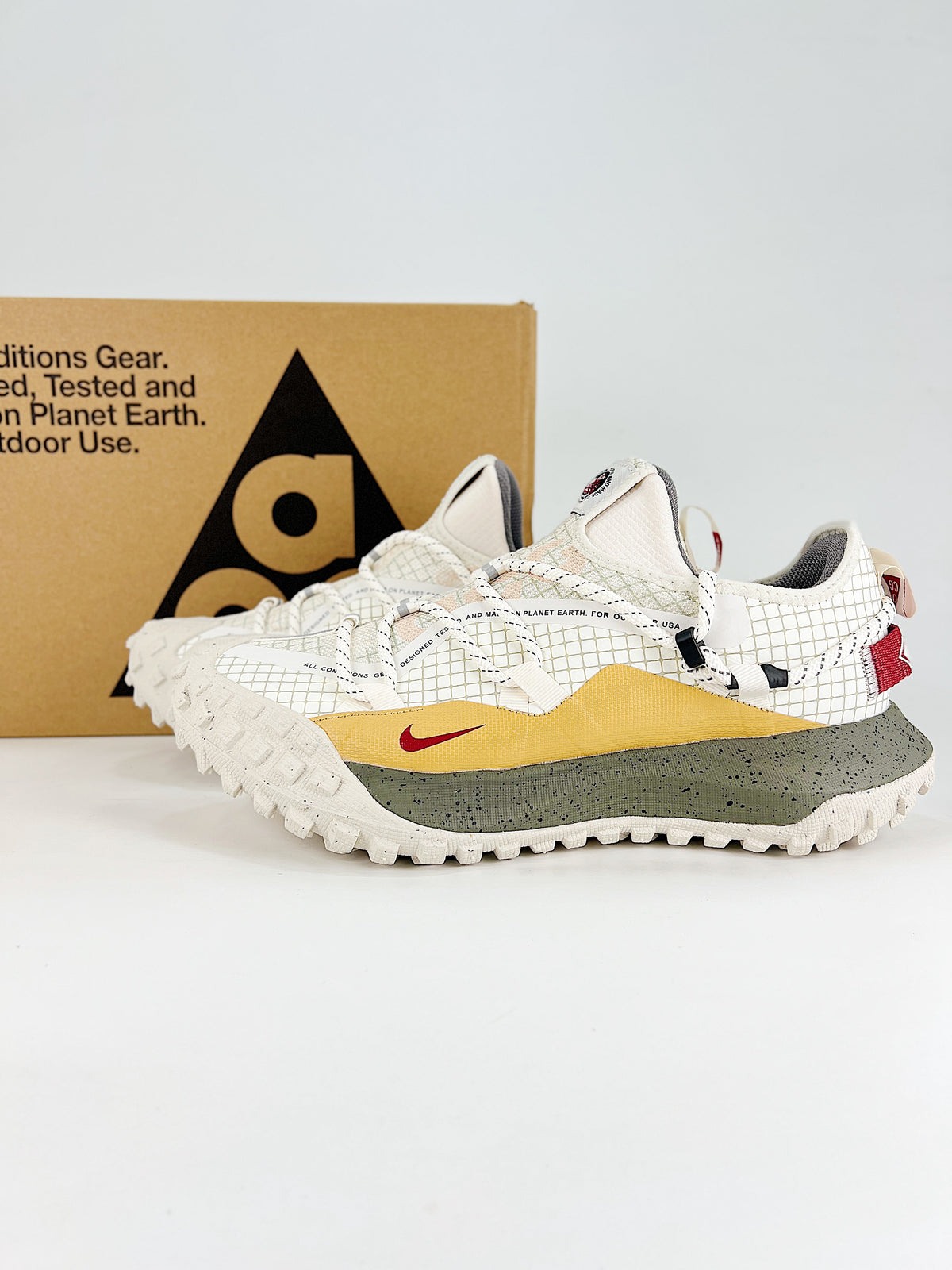 Nike ACG Mountain Fly Low - Sail, Gold & Olive