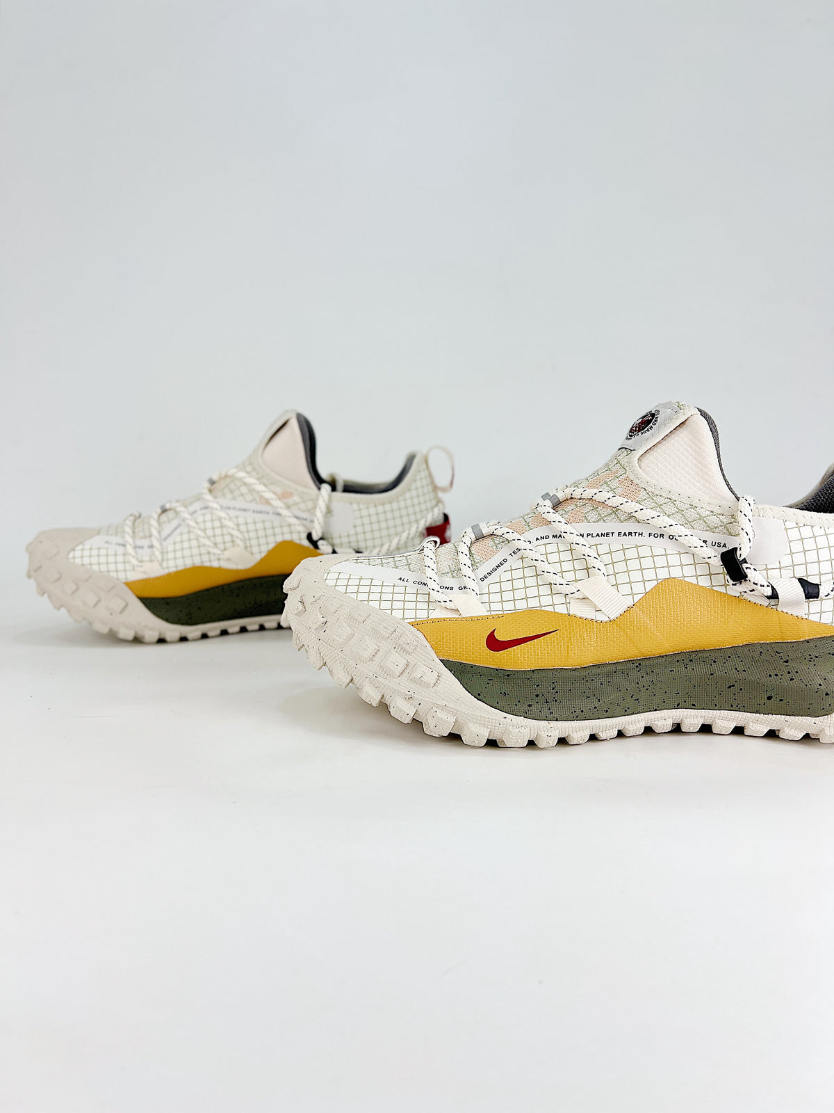 Nike ACG Mountain Fly Low - Sail, Gold & Olive