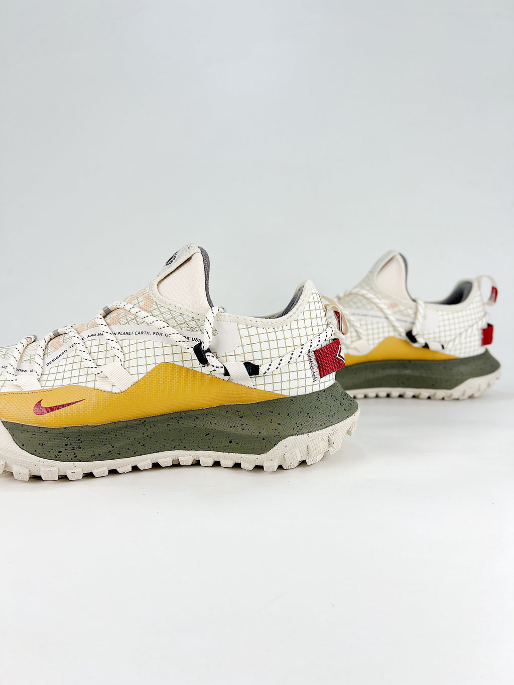 Nike ACG Mountain Fly Low - Sail, Gold & Olive